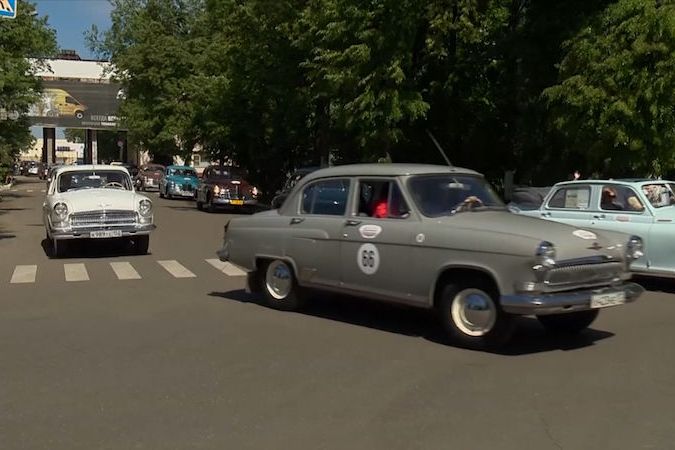 BEZ KOMENTÁŘE: Do ulic Nižného Novgorodu vyrazily vozy z dob sovětské éry