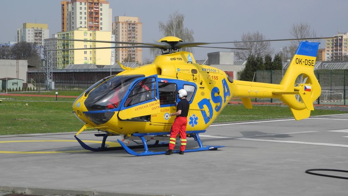 Opilý řidič srazil cyklistku u Mladé Boleslavi, těžce zraněnou odvezl vrtulník
