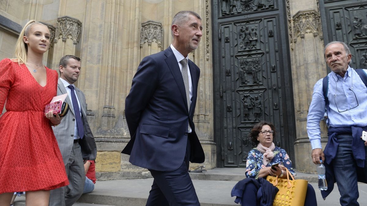 Premiér a předseda ANO Andrej Babiš (uprostřed) přichází na Pražský hrad na schůzku s prezidentem Milošem Zemanem. Vlevo je Babišova dcera Vivien.