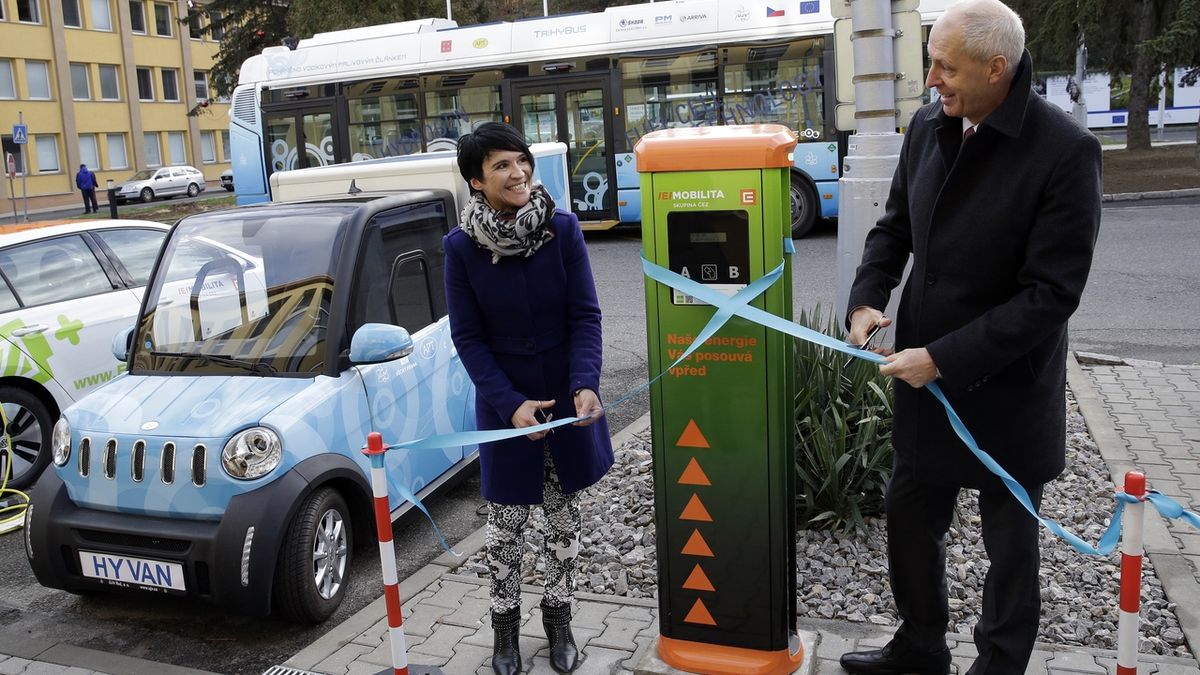 V areálu ÚJV v Řeži u Prahy byla v pondělí slavnostně otevřena dobíjecí stanice pro elektromobily.
