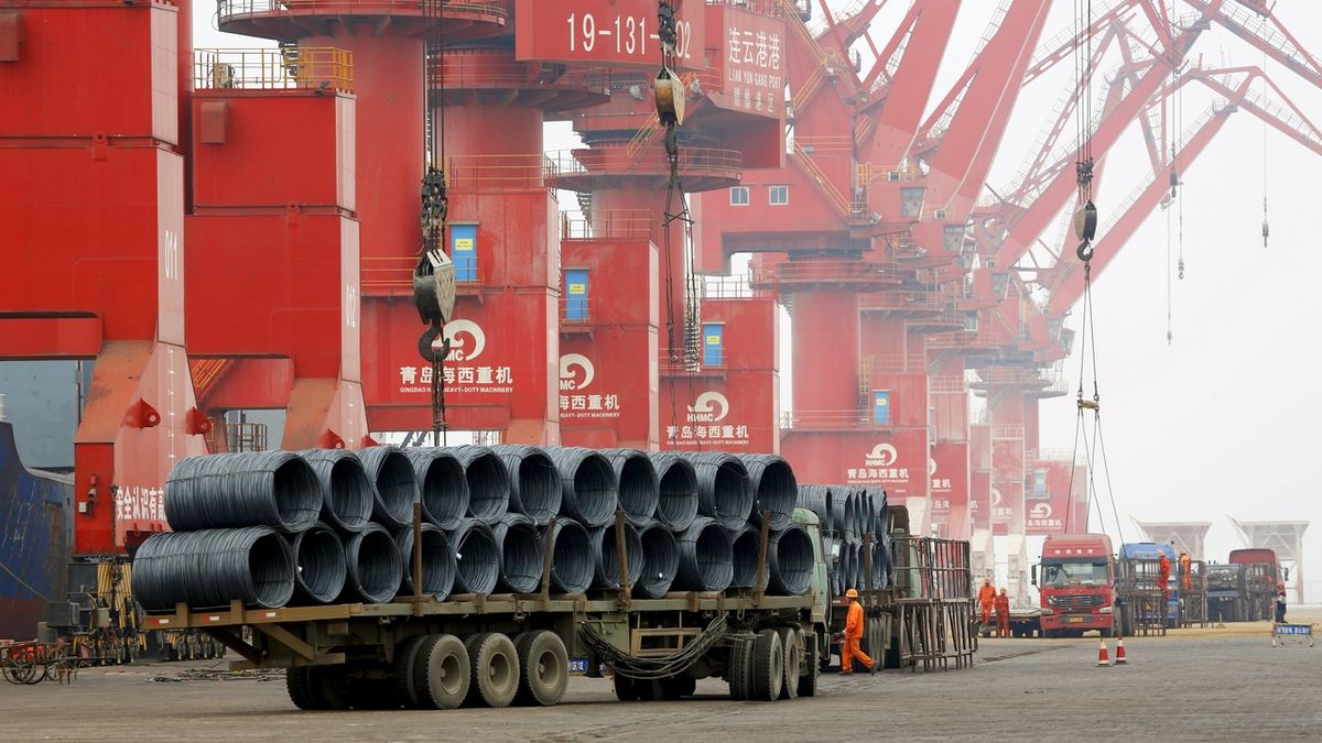 Dovoz do Číny poprvé po třech letech překonal vývoz. (na ilustračním snímku jeřáby v čínském přístavu Lien-jün-kang)