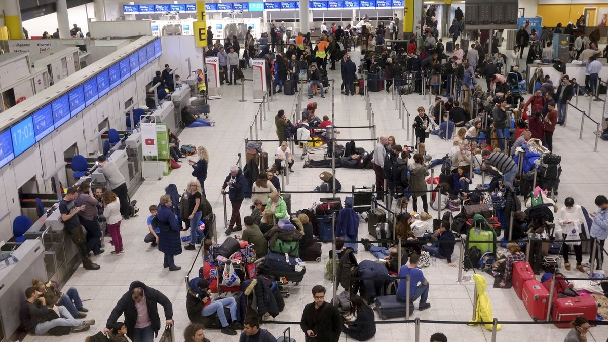 Na letišti stále zůstávají tisíce lidí. 