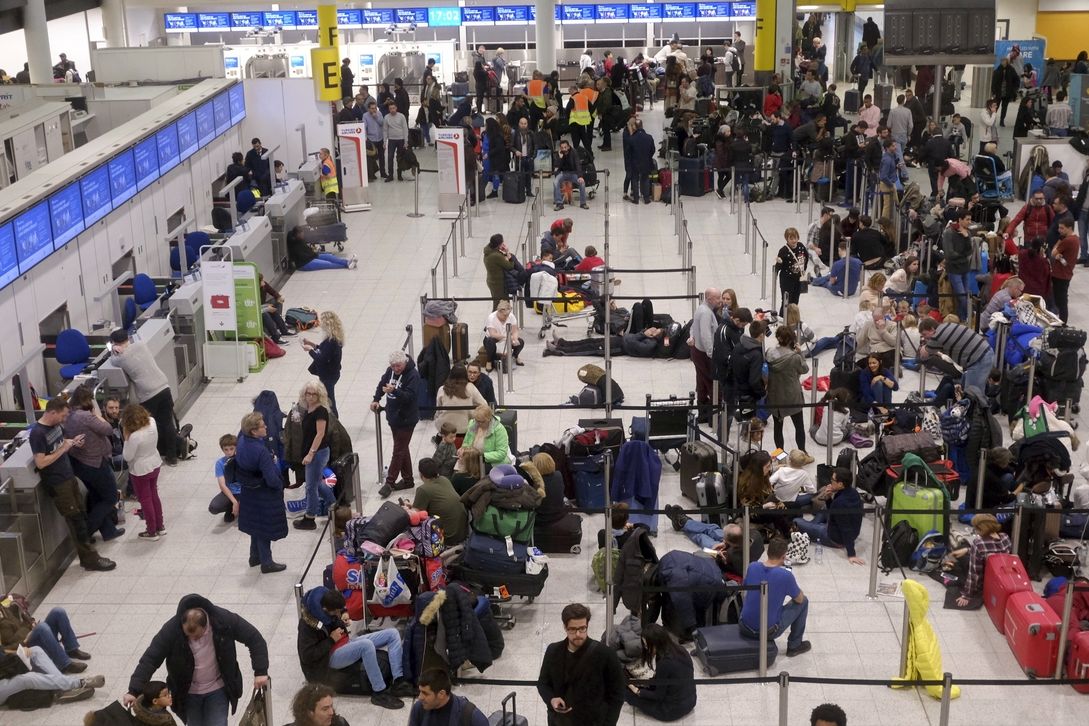 Na letišti stále zůstávají tisíce lidí. 