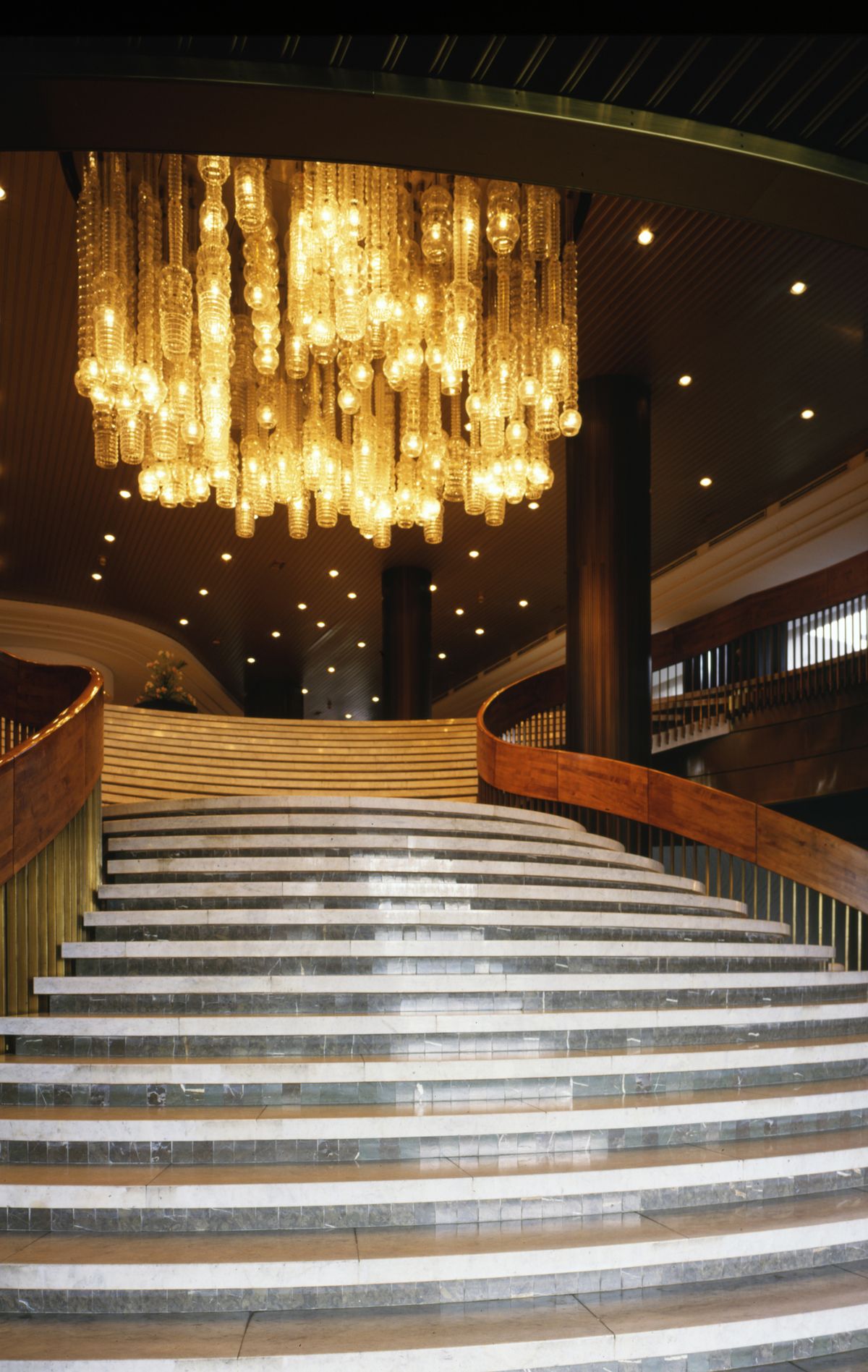Lustry v hotelu Praha (1981–2014) navrhl světově proslulý sklářský výtvarník Stanislav Libenský.