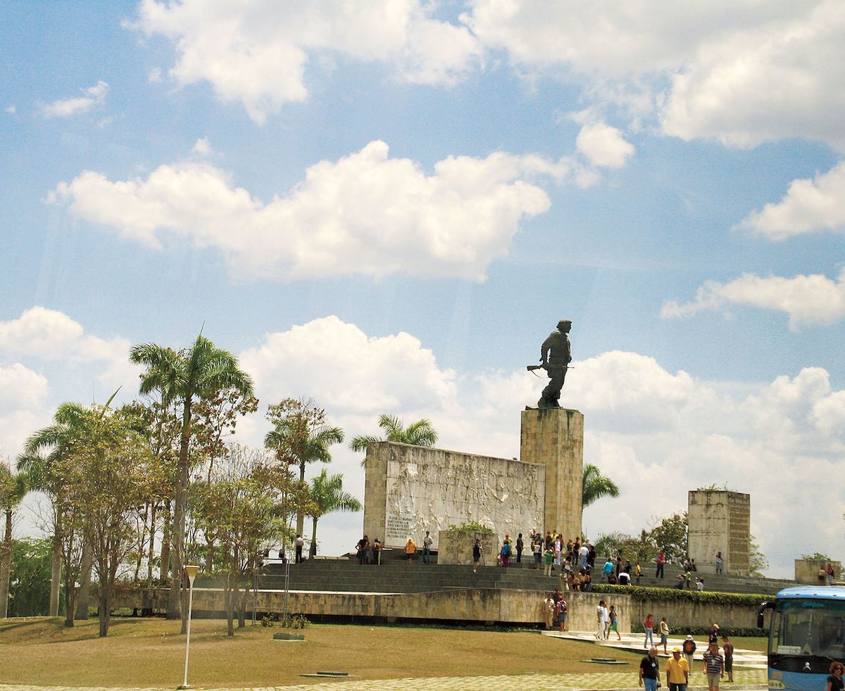 Mauzoleum Che Guevary stále láká zástupy návštěvníků.