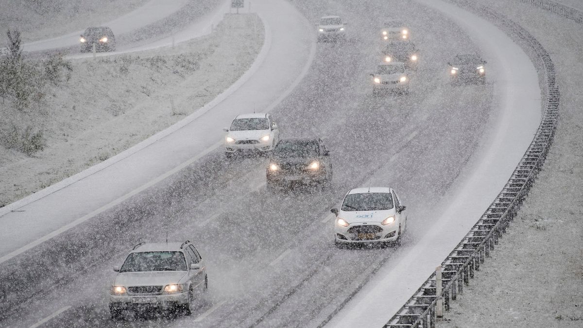 Husté sněžení ochromilo dopravu