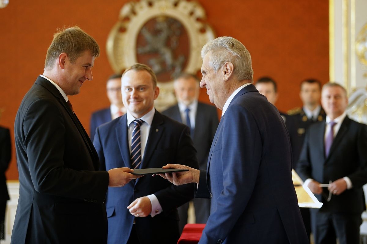 Ministr zahraničí Tomáš Petříček (vlevo) s prezidentem Milošem Zemanem po svém jmenování