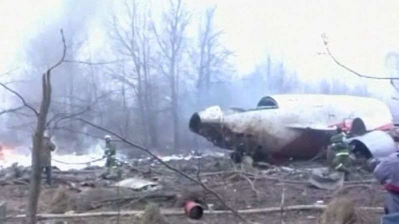 Trosky letounu po nehodě ve Smolensku