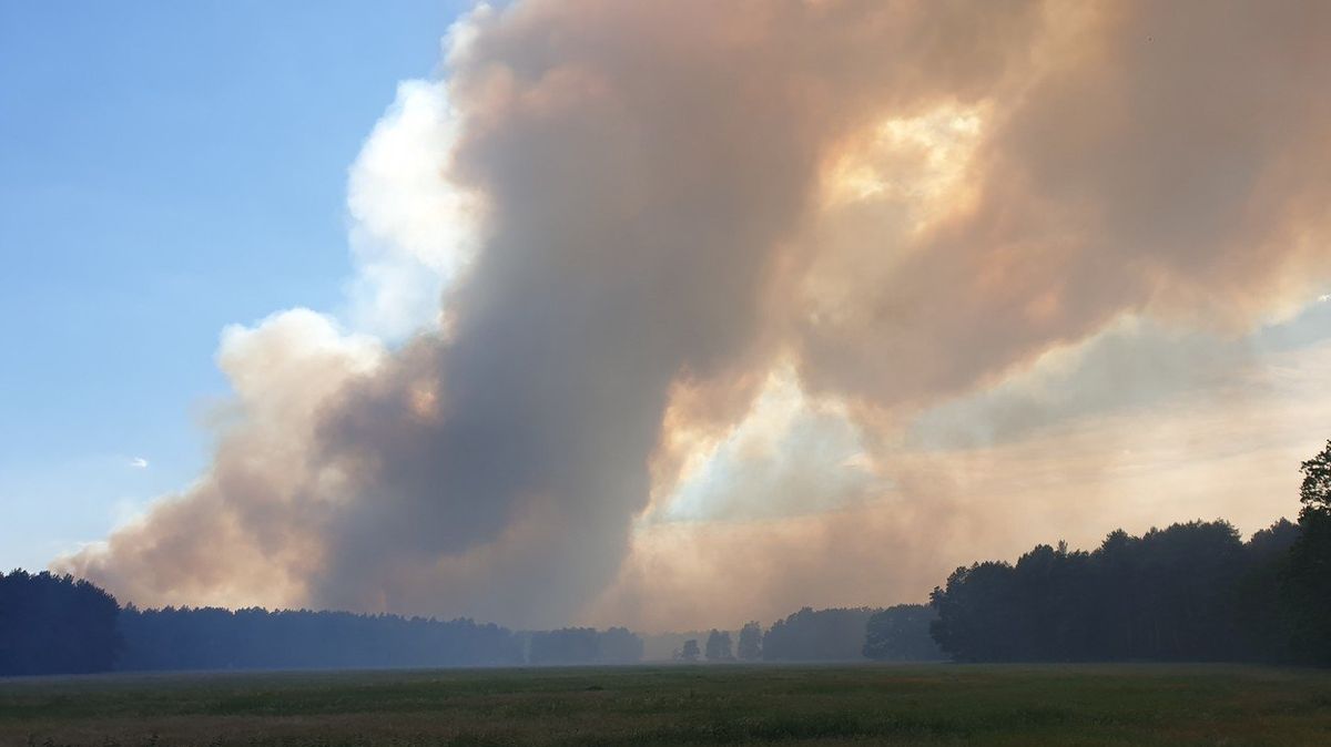 Lesní požár, který zuří u Hennickendorfu v Braniborsku.