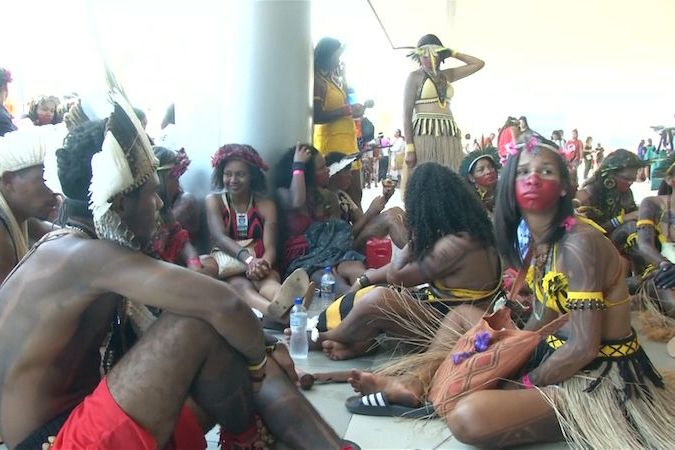 BEZ KOMENTÁŘE: V Brazílii demonstrovaly domorodé ženy proti Bolsonarovi