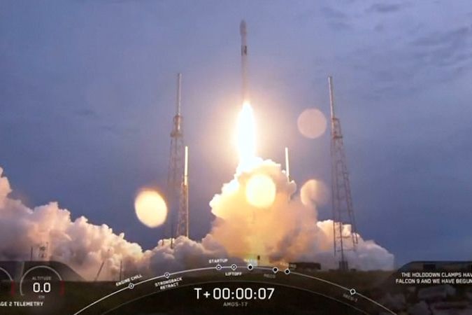 BEZ KOMENTÁŘE: Start rakety Falcon 9 s komunikačním satelitem