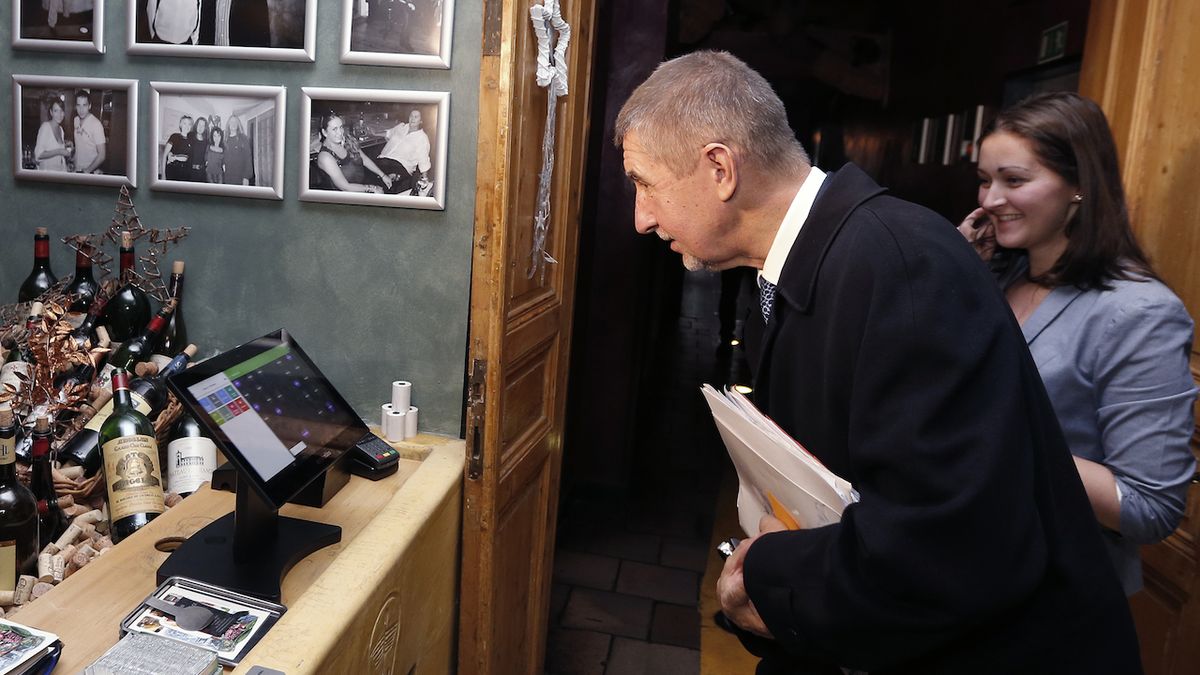 Ministr financí Andrej Babiš (ANO) se dívá na pokladnu elektronické evidence tržeb v pražské restauraci Magická zahrada. Archivní foto.