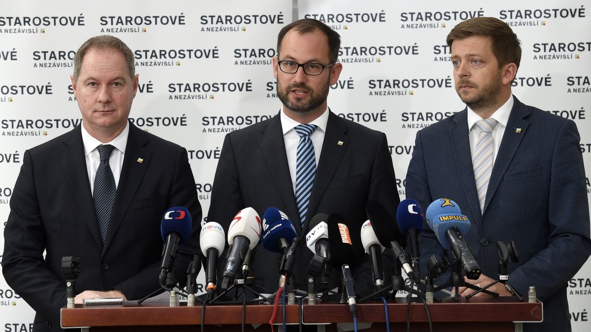 Zleva předseda hnutí STAN Petr Gazdík, předseda poslaneckého klubu Jan Farský a první místopředseda Vít Rakušan.