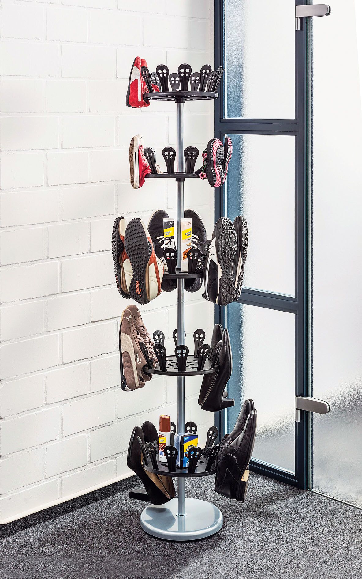 Otočný pětipatrový botník pro aktuálně používanou obuv ušetří místo v malé chodbě. Cena 990 Kč.