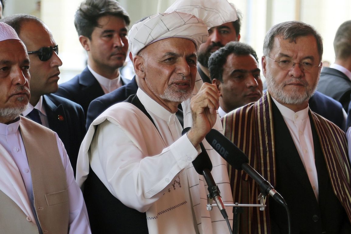 Afghánský prezident Ašraf Ghání (uprostřed) je nespokojen, že se o míru v Afghánistánu jedná bez něj. 