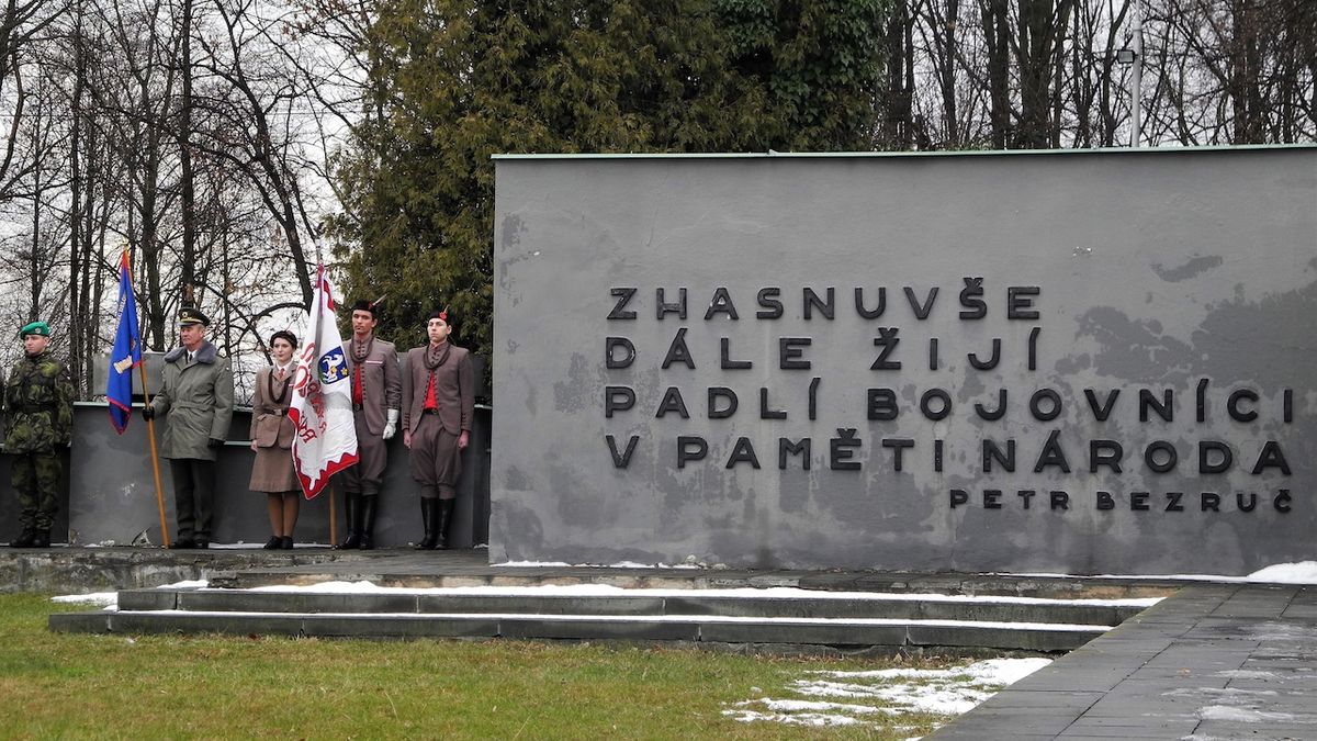 Na městském hřbitově v Orlové u Památníku padlým si v neděli lidé, legionáři a vojáci připomněli 100 let od sedmidenní války o Těšínsko.