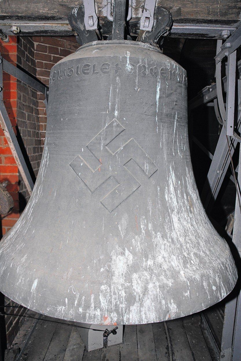 Svastika na zvonu ve Schweringenu