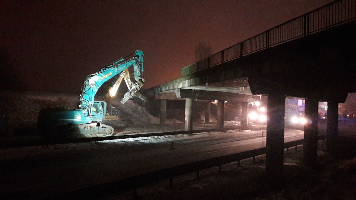 Demolice první poloviny mostu na dálnici D10 minulý týden (archivní snímek)
