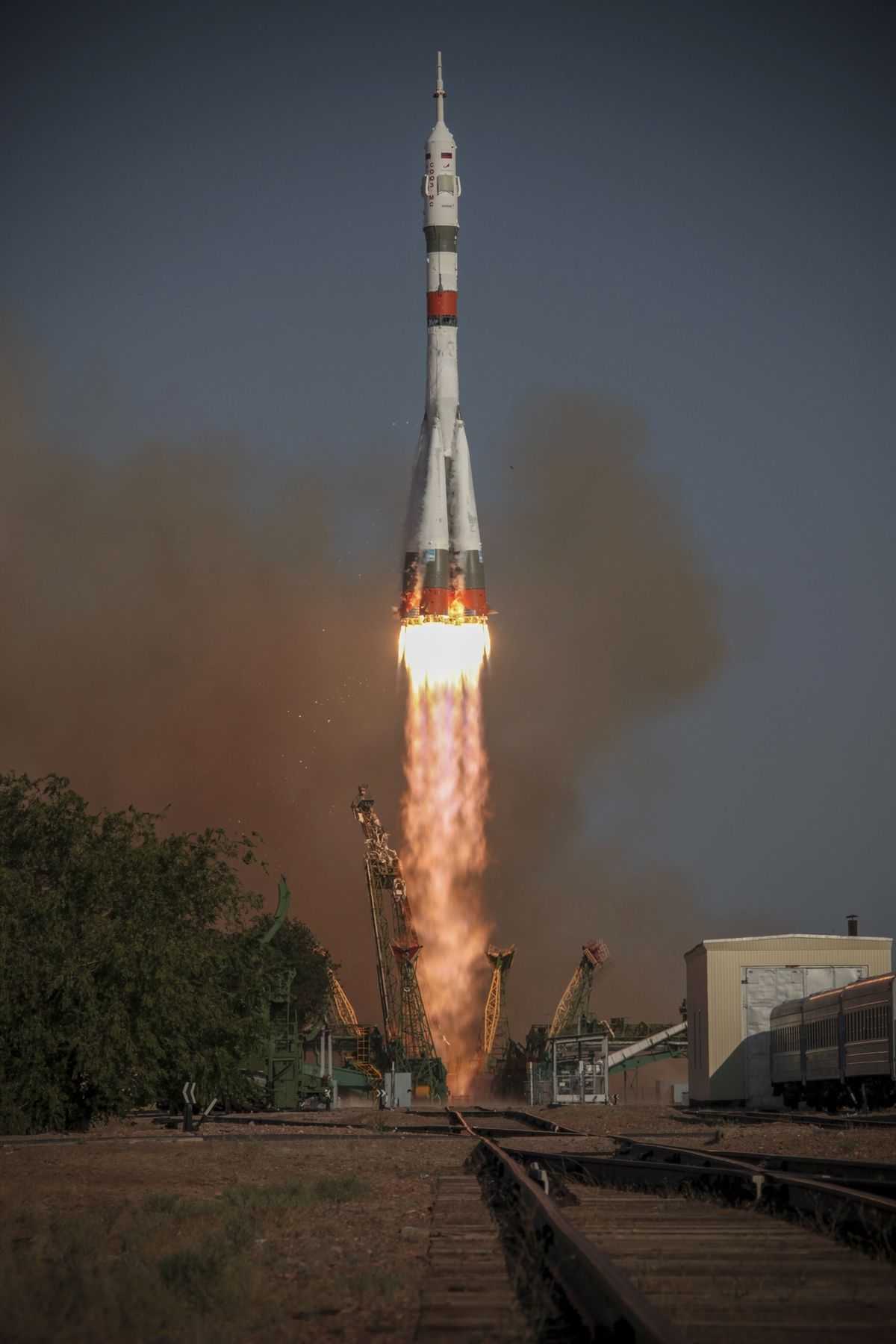 Start ruské nosné rakety Sojuz-2.1a s lodí Sojuz MS-14 z kazašské stepi 