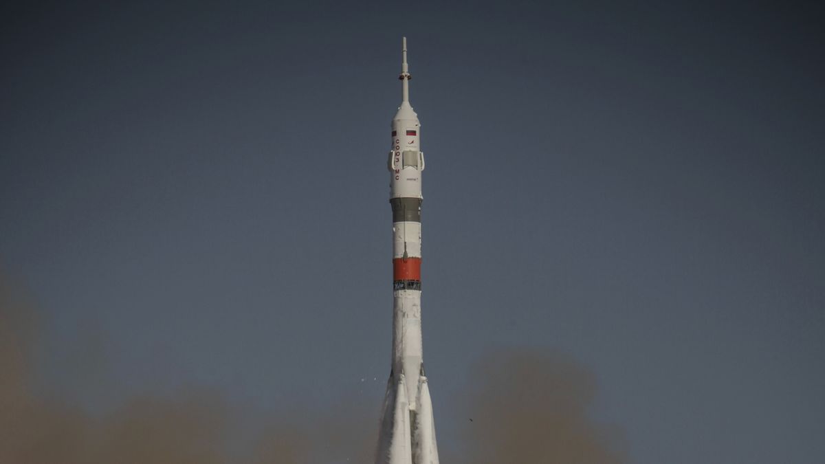 Start ruské nosné rakety Sojuz-2.1a s lodí Sojuz MS-14 z kazašské stepi 