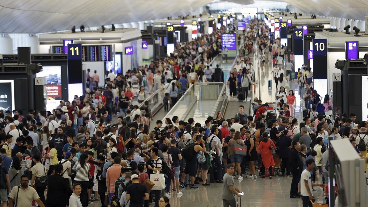 Letiště v Hongkongu zrušilo v pondělí všechny ještě neodbvavené lety vzhledem k protestu, který se na letišti koná již čtvrtý den.
