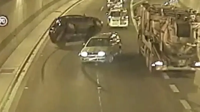 Auto V Tunelu Blanka Se Prevratilo Na Strechu Nehodu Zachytila Kamera Novinky Cz