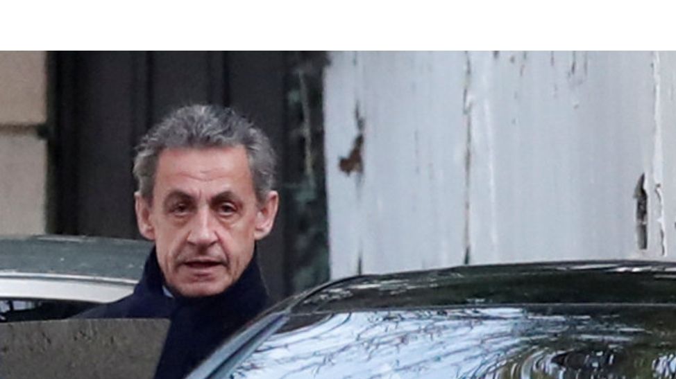 Nicolas Sarkozy nasedá do svého vozu. 