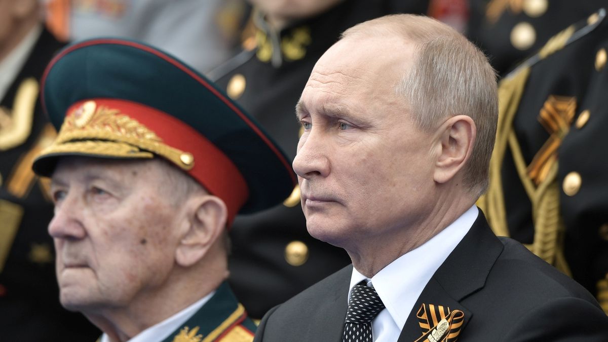 Ruský prezident Vladimir Putin přihlíží přehlídce 