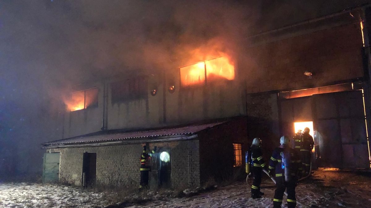 Rozsáhlý požár sladu slámy likvidují od pátečního podvečera hasiči na Olomoucku.