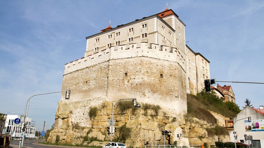 Boleslavský hrad stojí na výrazném ostrohu.