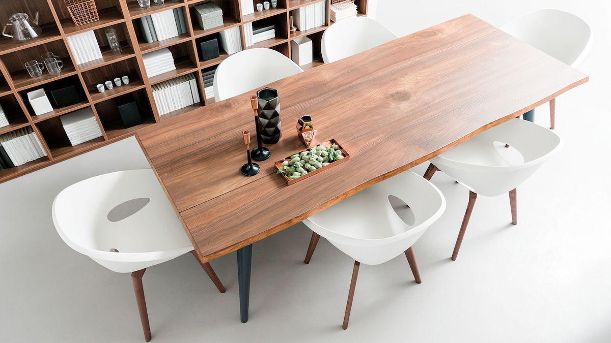 Jídelna se propojuje s obytným prostorem a jídelní stůl má v interiéru svoje čestné místo. Vybírejte proto kvalitní materiál, volte vhodný rozměr a velikost.