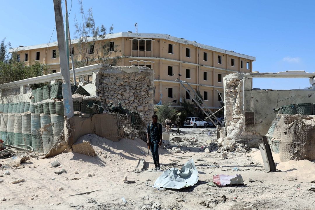Somálští policisté u vládní budovy, do které v sobotu 23. března vtrhlo komando Aš-Šabábu 