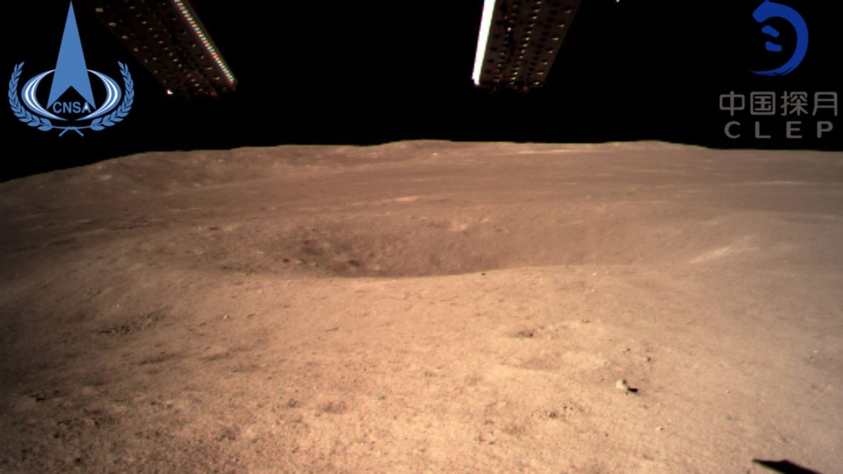Snímek odvrácené strany Měsíce tak, jak jej pořídila čínská sonda Čchang-e 4.