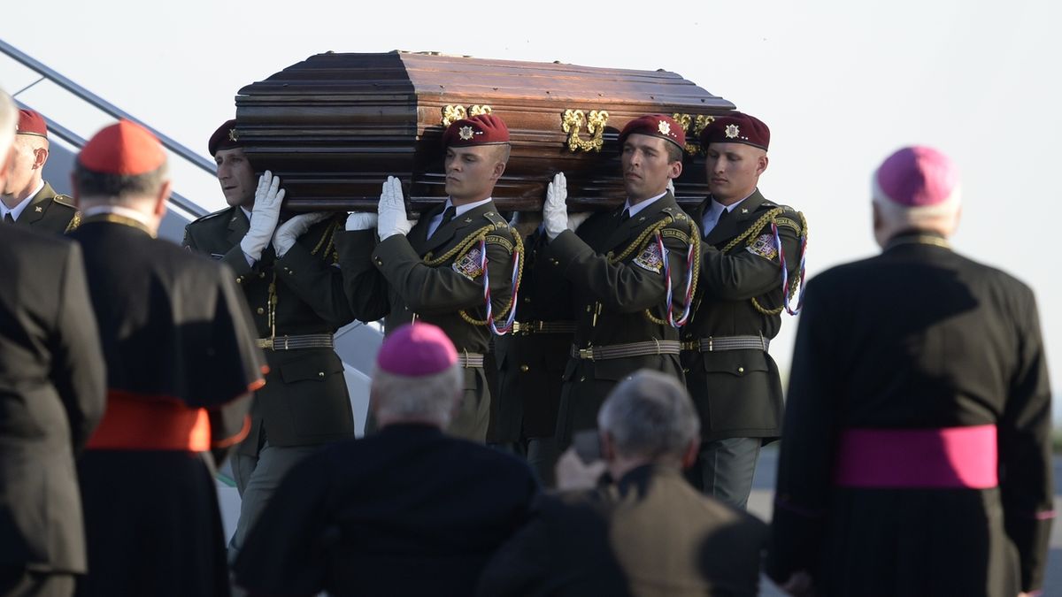 Členové jednotky Čestné stráže AČR přenesli z letadla na letišti ve Kbelích rakev s ostatky kardinála Berana.