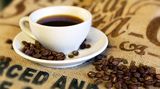 Jeden šálek pražené černé kávy po ránu snižuje riziko demence a parkinsona