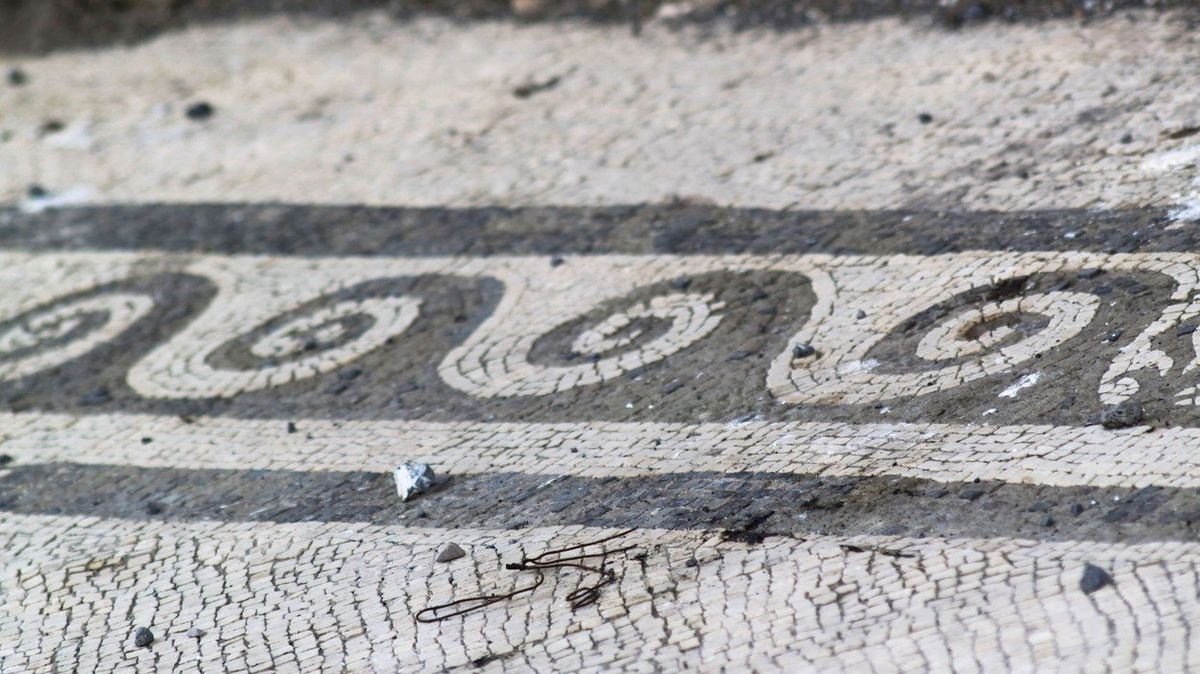 Turisté chtějí suvenýr zdarma a poškozují známou památku. Ilustrační fotka mozaik z Pompejí.