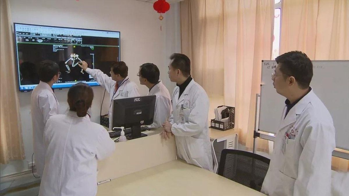 Lékařům z šanghajské nemocnice se nadbytečnou nohu podařilo úspěšně odpoperovat. 