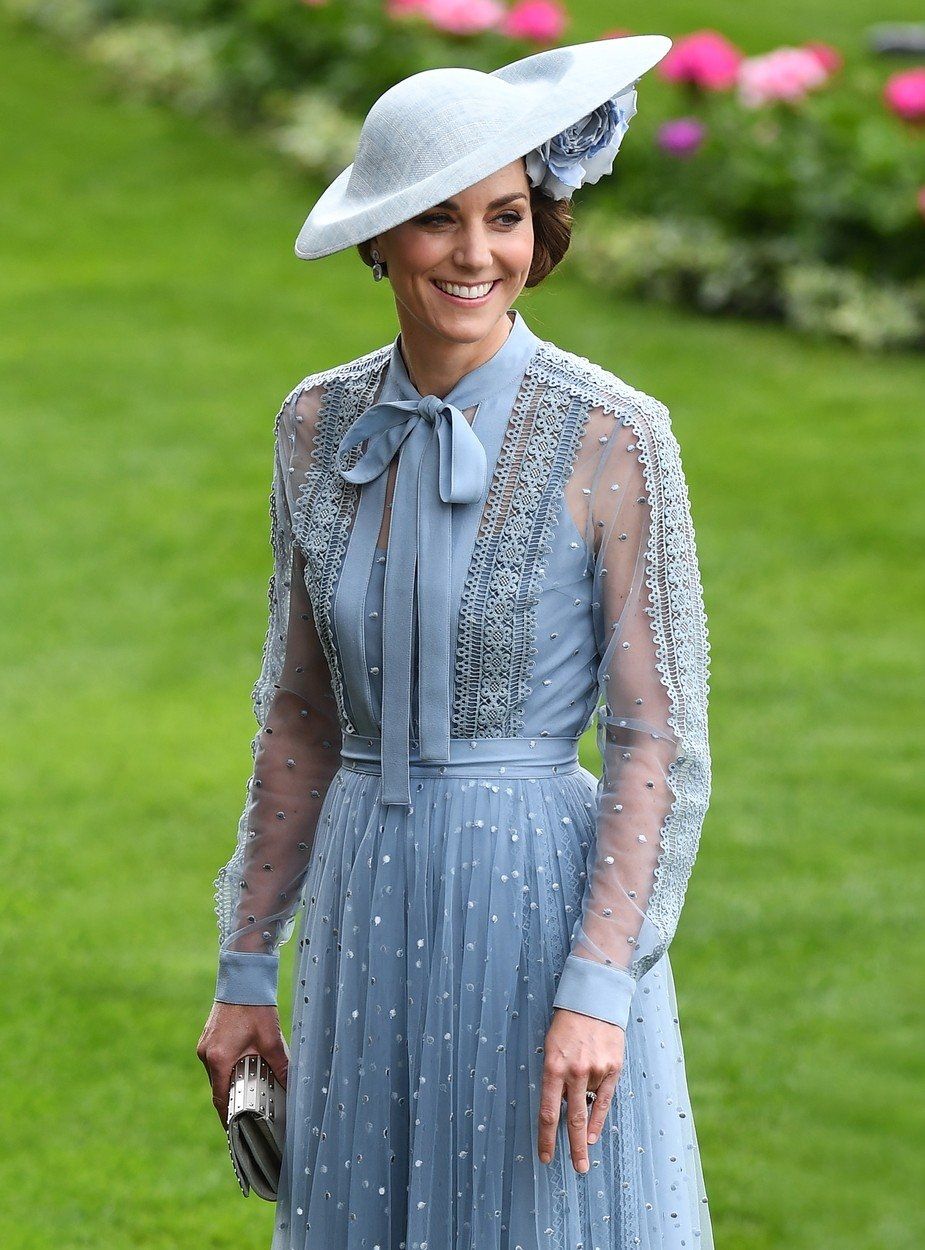 Vévodkyně Kate se sladila do blankytně modré barvy.