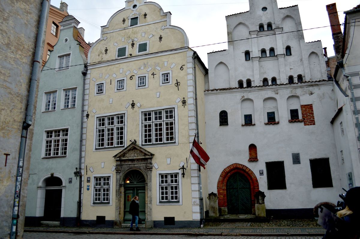 Dům číslo 17 (zcela vpravo) je nejstarší rezidenční budovou v Rize. 