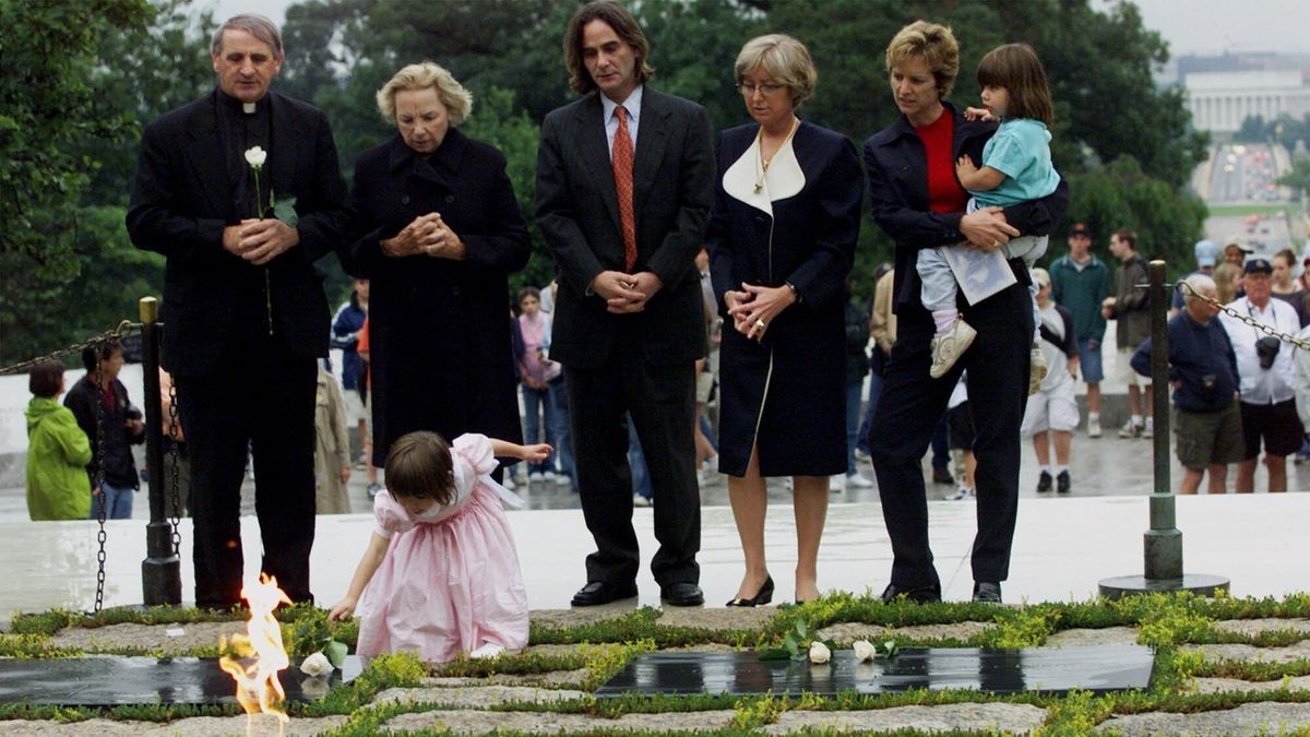 Saoirse Kennedyová Hillová jako dítě pokládá bílou růži k hrobu dědečka 