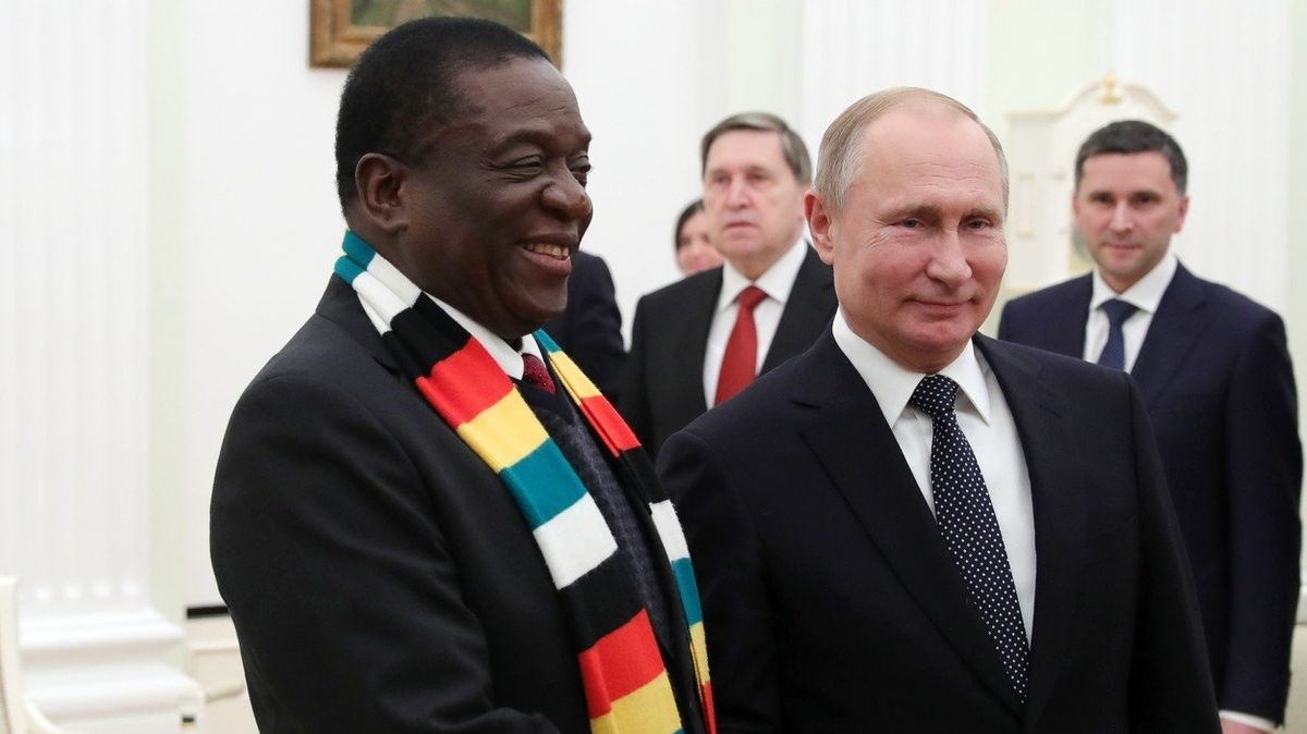 Ruský prezident Vladimir Putin a prezident Zimbabwe Emmerson Mnangagwa.