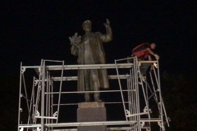 BEZ KOMENTÁŘE: Dělníci odstraňují lešení od sochy maršála Koněva v Praze 6