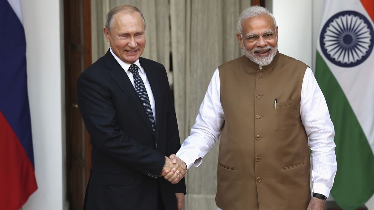 Indický premiér Narendra Modi podepsal s ruským prezidentem Vladimirem Putinem smlouvu o dodávce ruských systému protivzdušné obrany S-400, i přes platné amerikcé sankce. 