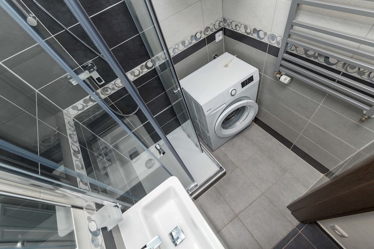 Dispozice koupelny byla navržena tak, aby do ní bylo možné osadit sprchový kout se skleněnou sprchovou zástěnou.