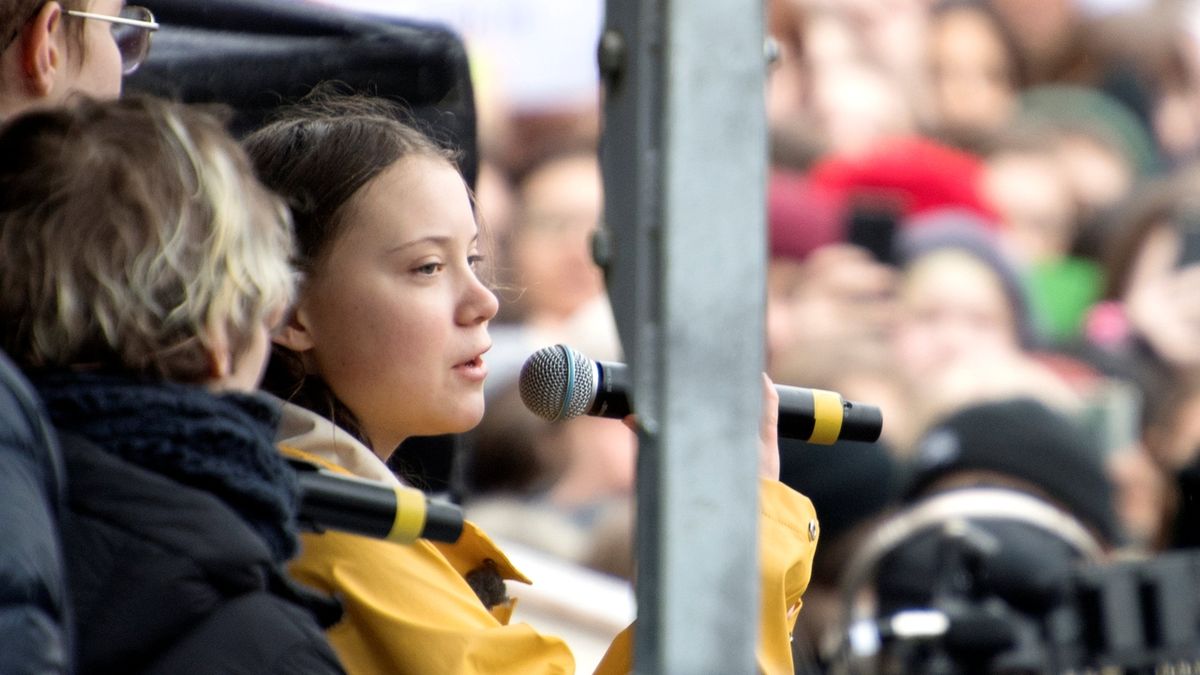 Ekologická aktivistka Greta Thunbergová mluví při demonstraci ve Stockholmu