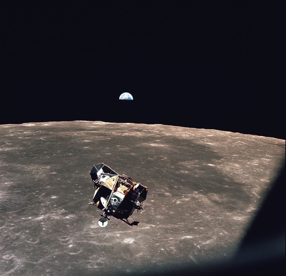 Lunární modul na své cestě zpět k velitelskému modulu.