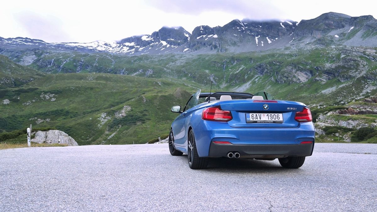 BMW 230i cabriolet v alpských průsmycích