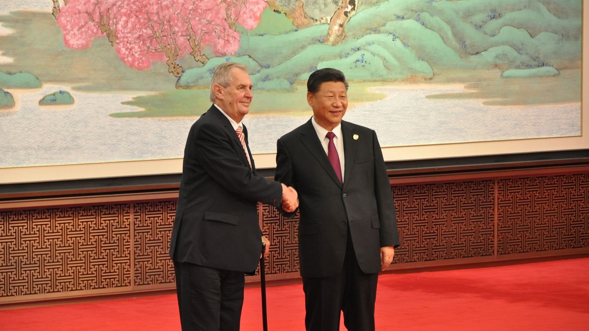 Prezident Miloš Zeman (vlevo) se vítá s čínským prezidentem Si Ťin-pchingem.