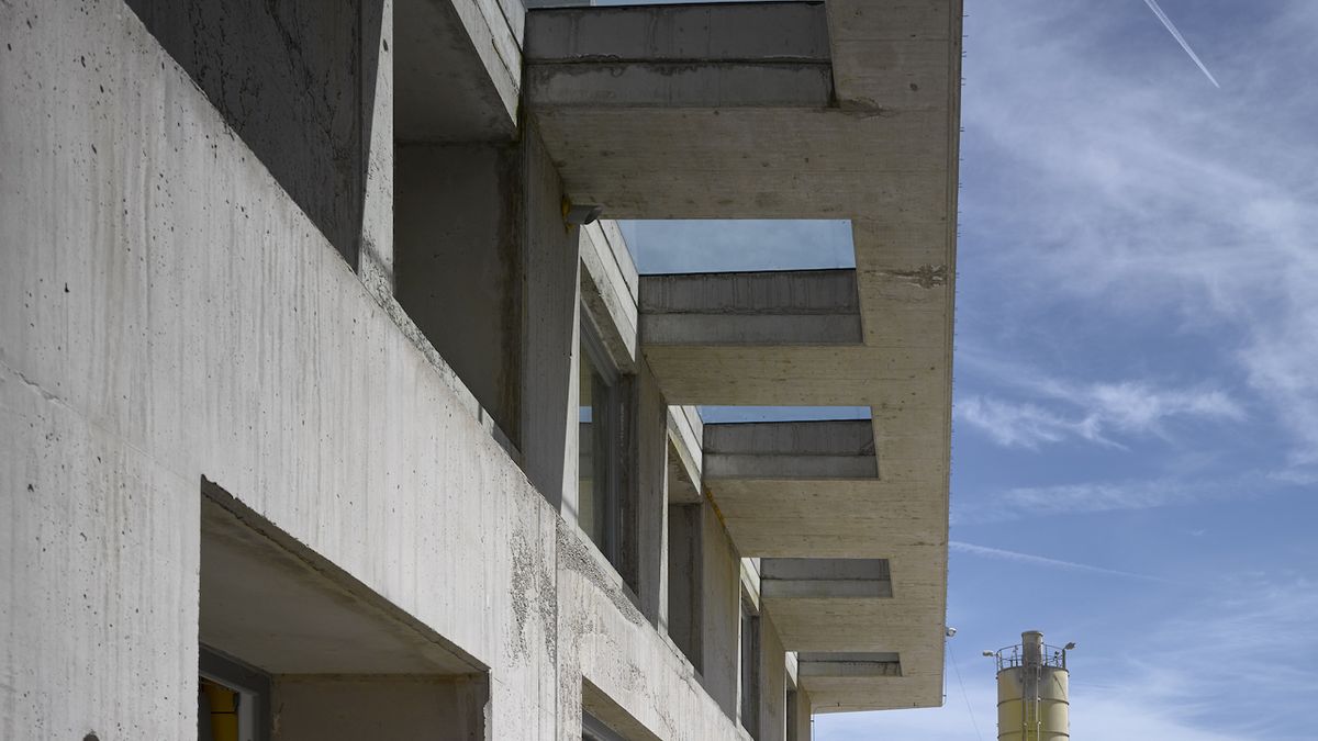 Budově doinuje beton, který je v posledních letech hodně trendy materiálem.