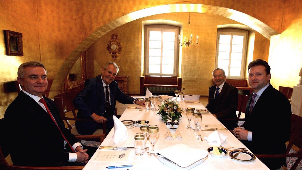 Prezident Miloš Zeman (druhý zleva) se 16. ledna 2019 při tradičním novoročním obědě sešel s předsedou Senátu Jaroslavem Kuberou (druhý zprava) a předsedou Sněmovny Radkem Vondráčkem (vpravo). Vlevo je hradní kancléř Vratislav Mynář.